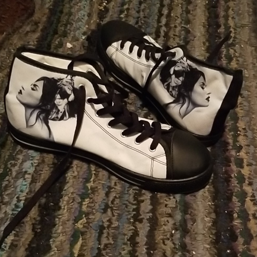 Demi Lovato converse